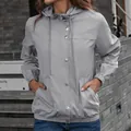 Grijze waterdichte outdoor windjack voor dames met capuchon en zilveren drukknopen - S / Tops / Lichtgrijs