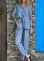 Mannequin portant un ensemble en coton et lin bleu clair sur un fond de mur en pierre - 3XL / Haut Et Bas / Bleu clair
