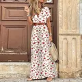 Elegantes weißes Maxikleid im Boho-Stil mit V-Ausschnitt, Blumenmuster und braunem Gürtel - S / Kleider / Weiße Blume
