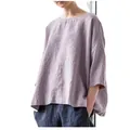 Vue détaillée d'une blouse en lin lavande ample avec col rond et un style artistique rétro. - Violet