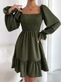 Detail van het gesmokte lijfje en de ruches aan de mouwen van deze olijfgroene jurk. - S / Dresses / Legergroen