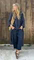 Détail d'un ensemble décontracté deux pièces en coton et lin pour femme avec chemise bleue - Bleu foncé