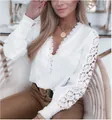 Vista dettagliata dell'elegante camicetta bianca con scollo a V e pizzo sulle maniche - Taglia S / Top / Bianco