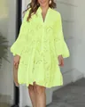 Elegante vestido amarillo neón con cuello en V, bordado calado y mangas de campana - Amarillo