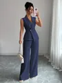 Vista intera di un elegante completo gilet blu navy e pantaloni a gamba larga - Blu navy