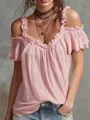 Detalle de una blusa rosa de algodón y lino con un elegante escote de volantes y hombros - S / Rosa