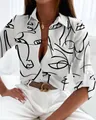 Dettaglio camicia bianca a maniche lunghe con stampa astratta a linee di volti neri - Taglia S / Top / Bianco Viso