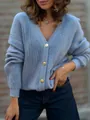 Hellblaue Damen-Strickjacke mit V-Ausschnitt, geripptem Muster und dekorativen Goldknöpfen - Blau