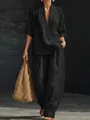 Vista dettagliata del completo in lino nero da donna con scollo a V e pantaloni larghi - Taglia S / Top E Pantaloni / Nero