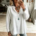 Détail d'une blouse blanche décontractée à col en V avec ourlet effiloché et coupe ample - S / Hauts / Blanc