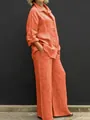 Detailansicht des locker sitzenden orangefarbenen Leinen-Sets mit Hemd und weiter Hose. - Orange