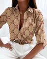 Dettaglio ravvicinato di un'elegante camicia da donna con stampa monogramma M - 3XL / Top / Catena Cachi