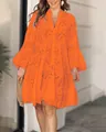 Primer plano del intrincado bordado de ojales circulares en un vestido naranja vivo - Naranja