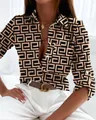 Dettaglio dell'elegante stampa geometrica oro e nero su questa camicetta da donna a maniche lunghe. - 3XL / Top / Labirinto Cachi