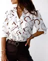 Vista dettagliata di una camicia bianca a maniche lunghe con stampa marrone e tasca - 3XL / Top / Lettera Cachi Bianca