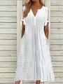 Vue détaillée de la broderie anglaise blanche et du col en V avec boutons décoratifs. - S / Robes / Blanc