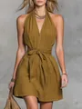 Elegante mosterdgele halterjurk met V-hals en strikceintuur voor een zomerse vakantie - XS / Dresses / Geelgroen