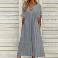 Détail d'une robe grise à col en V avec broderie anglaise et manches nouées élégantes - Gris
