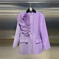 Nahaufnahme eines eleganten lila Blazers mit großer 3D-plissierter Blumendekoration - S / Oberteile / Lila