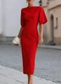 Elegante vestido midi rojo con cuello de barco y cintura ceñida para una silueta esbelta. - S / Vestidos / Rojo