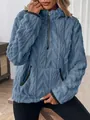 Détail de la texture jacquard pelucheuse de ce sweat à capuche bleu avec demi-zip. - Bleu