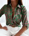 Dettaglio camicia da donna a maniche lunghe con stampa astratta rosa su tessuto di raso verde - 3XL / Top / Fiore Verde