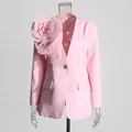 Detail eines hellrosa Blazers mit einer großen plissierten 3D-Blume an der Schulter - S / Oberteile / Rosa