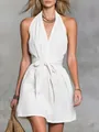 Elegante witte zomerjurk met halternek, V-hals en strikceintuur voor vakantie - XS / Dresses / Wit
