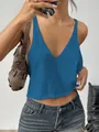 Primo piano di una canotta in maglia blu con scollo a V abbinata a jeans casual - Blu