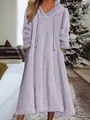 Détail complet d'une robe à capuche en polaire lavande avec manches et poches. - Mauve Clair