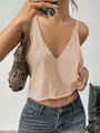 Primo piano di un top in maglia beige con scollo a V e consistenza morbida - Albicocca