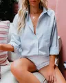 Detalle de una camisa de lino azul claro para mujer con manga larga y cuello de solapa. - Azul cielo
