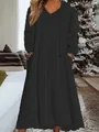Vue détaillée d'une robe d'intérieur ample en polaire à capuche pour femme, noir uni - Noir