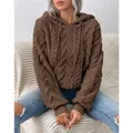 Detaillierte Ansicht eines braunen Fleece-Kapuzenpullovers mit Zopfmuster-Struktur - Kaffeebraun