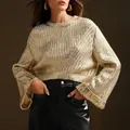 Nahaufnahme eines schicken goldenen Strickpullovers mit weiten Glockenärmeln und Rundhalsausschnitt. - Einheitsgröße / Oberteile / Khaki
