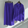 Vista dettagliata del completo viola 2 pezzi in cotone e lino con camicia e pantaloni. - Blu scuro