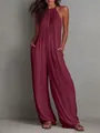 Elegante mono plisado burdeos con cuello halter y pernera ancha ideal para vacaciones - S / Conjuntos / Rojo carmín