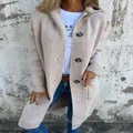 Dettaglio del cardigan lungo in maglia beige con bottoni grandi e comode tasche laterali - Taglia S / Top / Grigio chiaro
