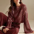 Nahaufnahme des burgunderroten Paillettenpullovers mit eleganter Strickstruktur. - Einheitsgröße / Oberteile / Burgunderrot