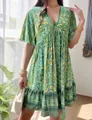 Detailansicht eines grünen Damen-Sommerkleides mit Paisley-Muster und V-Ausschnitt - S / Kleider / Grün