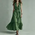 Elegante vestido maxi verde sin mangas con cuello en V, volantes y cinturón de lazo - S / Vestidos / Verde