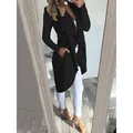 Κομψό γυναικείο μακρύ τρέντς σε μαύρο χρώμα με στενή εφαρμογή και κλασικό σχέδιο πέτου - S / Tops / Μαύρο