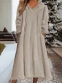 Robe longue à capuche en peluche douce dans un décor de salon chaleureux et festif - Abricot