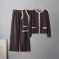 Détail de l'ensemble trois pièces en maille avec gilet, débardeur et pantalon large. - Taille unique / Top And Bottom / Café