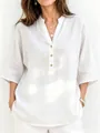 Detalle de camisa de lino blanco con cuello mao, escote en V y botones de madera - Blanco