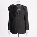 Eleganter schwarzer taillierter Blazer mit einer großen 3D-Plissee-Stoffblume an der Schulter - S / Oberteile / Schwarz