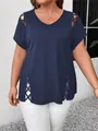 Haut bleu marine grande taille à col en V avec découpes décoratives en treillis. - Bleu marine