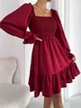 Detail van het gesmokte lijfje en de vierkante halslijn van een bordeaux Franse jurk. - S / Dresses / Bordeauxrood