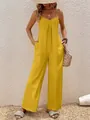 Vista detallada del mono amarillo con cuello en V para un look informal de vacaciones - S / Conjuntos / Amarillo