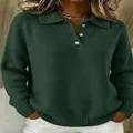 Detail van donkergroene gebreide polotrui voor dames met witte knopen en een zachte kraag - 3XL / Tops / Legergroen